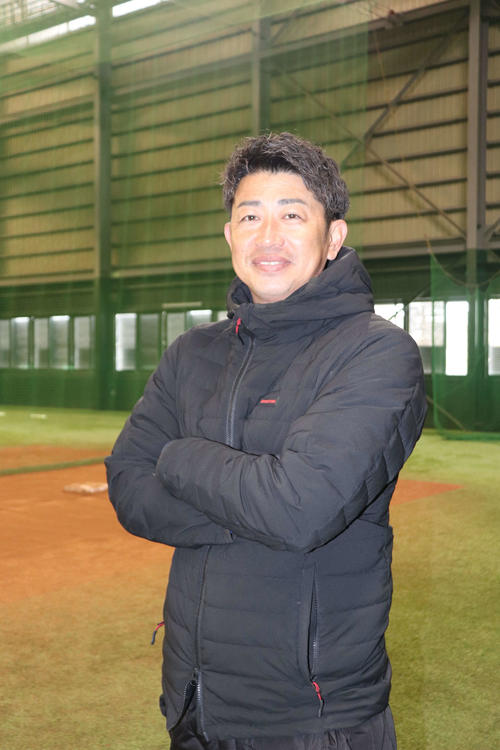 練習には厳しく選手の私生活での自由、と新しい試みでメリハリをつけ甲子園初勝利を目指す中央学院・相馬監督（撮影・保坂淑子）