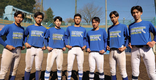 1月27日、カメラの前でポーズを決める中央学院の選手たち