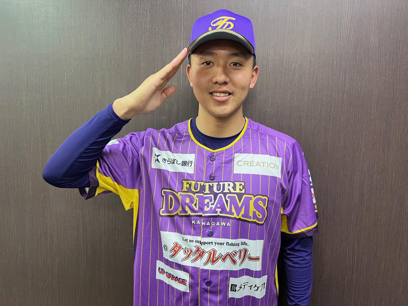 BC・神奈川の重吉翼投手は日本航空石川出身。甲子園の入場行進では敬礼ポーズもした（撮影・金子真仁）
