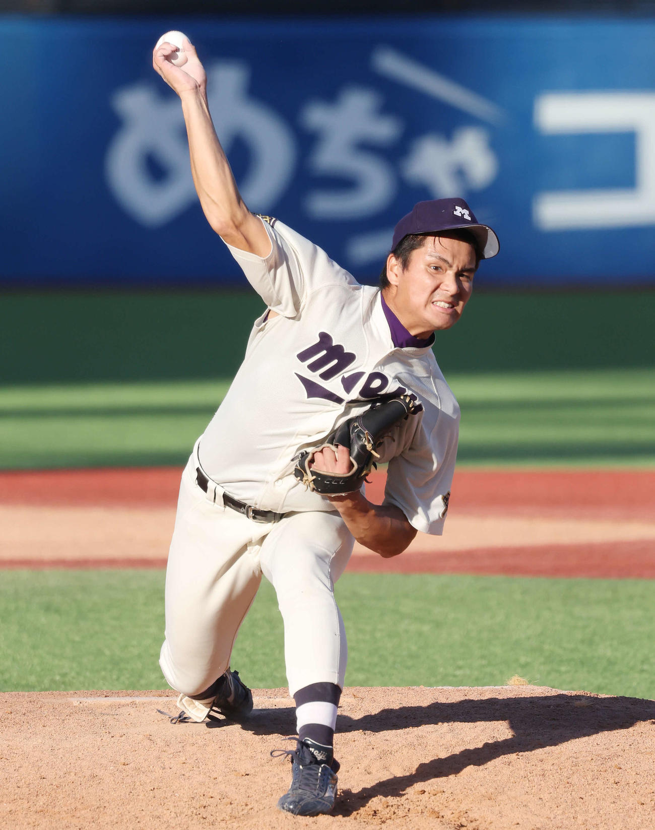 23年10月、法大戦で力投する明大・蒔田