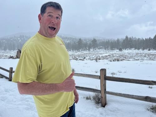 極寒の雪山でTシャツ姿になるオフロード運転手のデシ・ハウアーさん