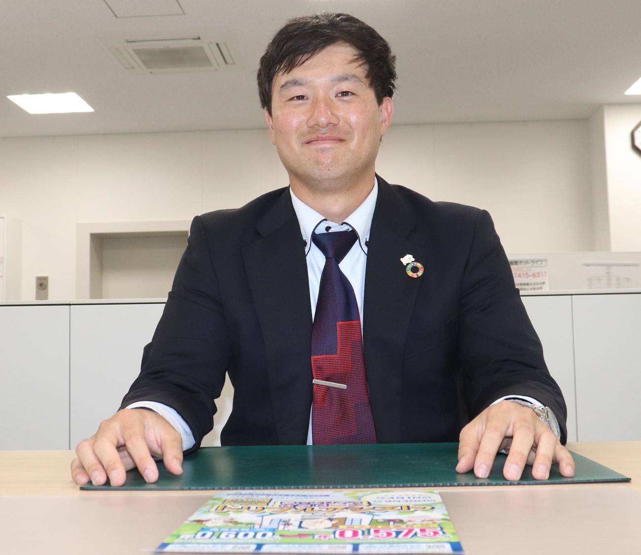 JAで窓口に就く島主将（撮影・古川真弥）