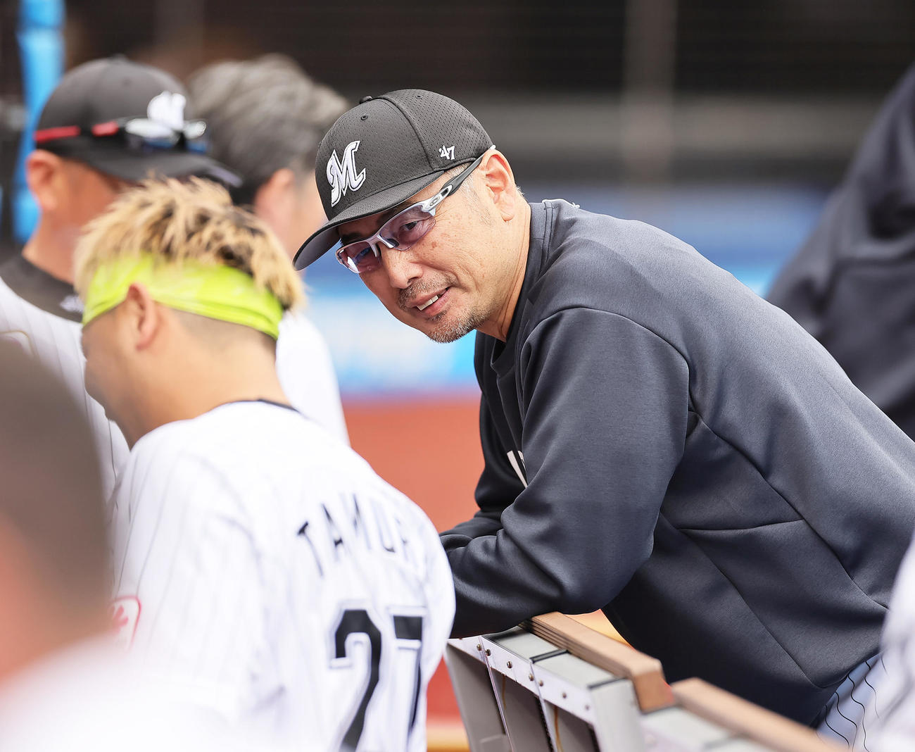 24年4月、ベンチで笑顔で田村（左）に声をかける吉井監督