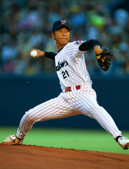 00年8月、巨人戦で力投するヤクルト伊藤