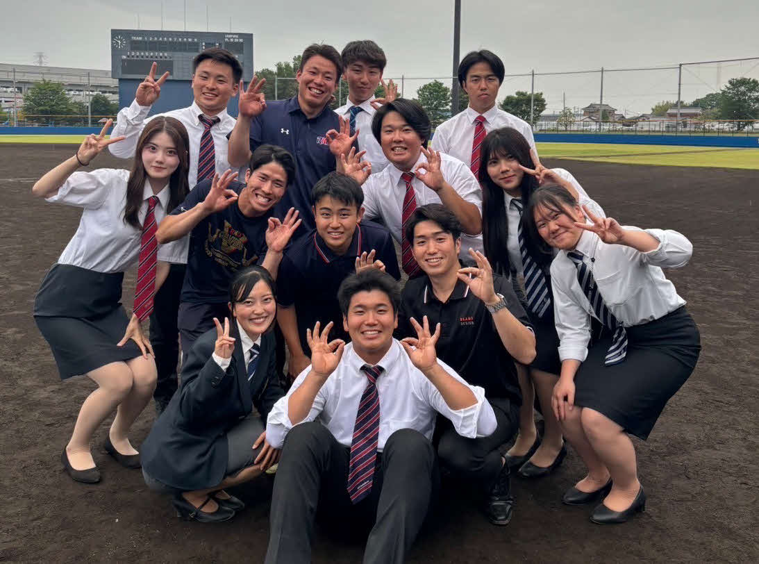 杏林大・鈴木青空マネジャー（前列左）はじめ東京新大学野球リーグを運営する学生たち（同リーグ提供）