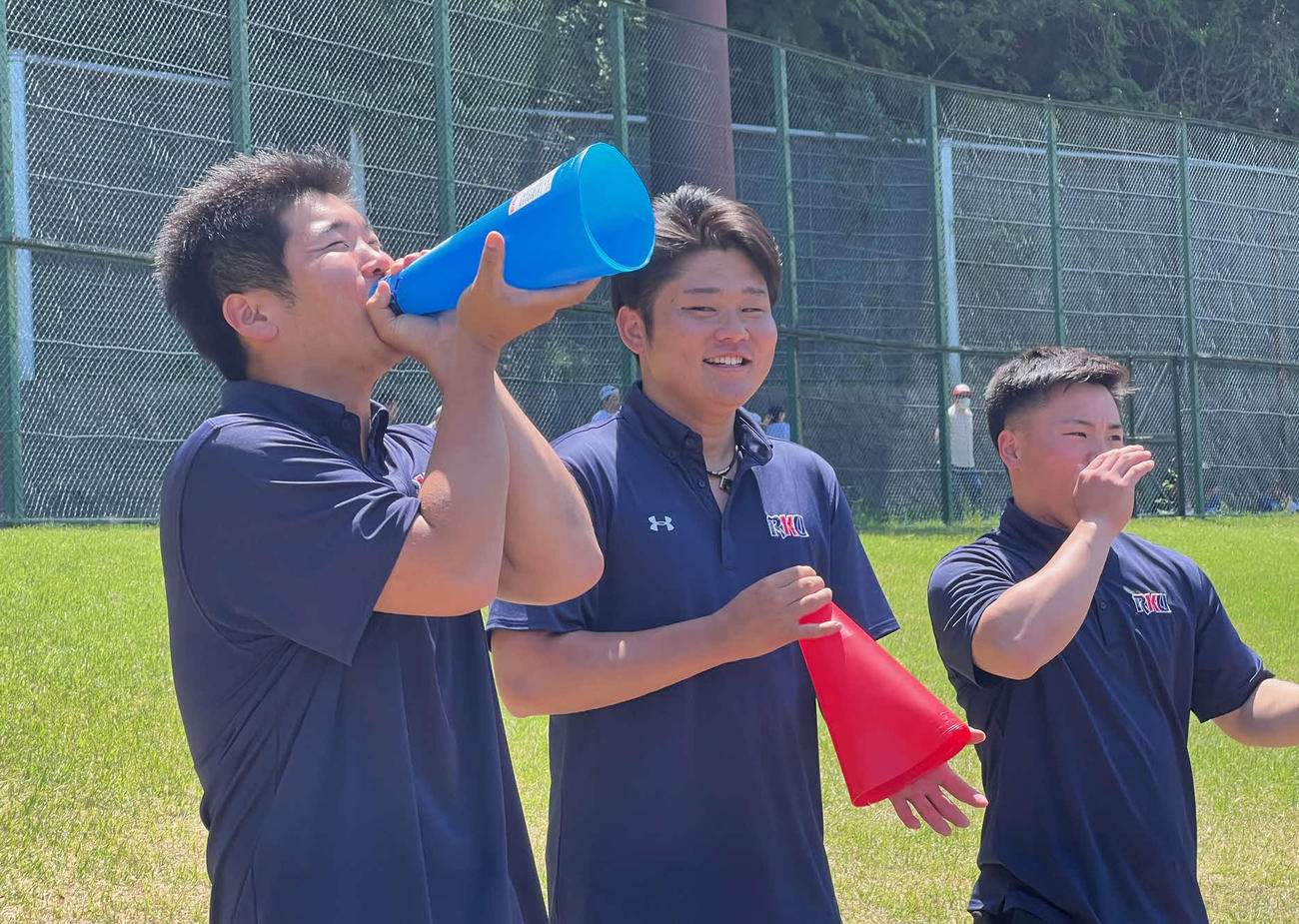 流通経済大の3人だけのスタンド応援が東京新大学リーグの公式戦を大いに盛り上げた（撮影・金子真仁）