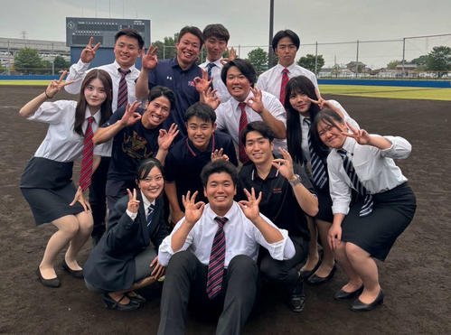 杏林大・鈴木青空マネジャー(前列左)はじめ東京新大学野球リーグを運営する学生たち(同リーグ提供)