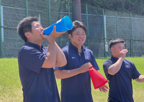 流通経済大の3人だけのスタンド応援が東京新大学リーグの公式戦を大いに盛り上げた(撮影・金子真仁)