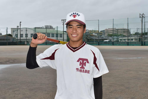 バットを担いで撮影に応じる田辺・山本(撮影・古財稜明)