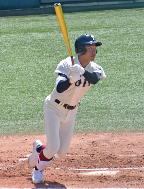 1回裏1死二塁から右越えの先制2ランを放った大阪桐蔭・境(撮影・古財稜明)=2024年5月5日、大阪市南港中央野球場