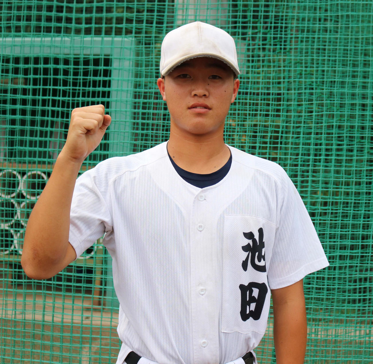 笑顔でガッツポーズする帝京・池田（撮影・水谷京裕）