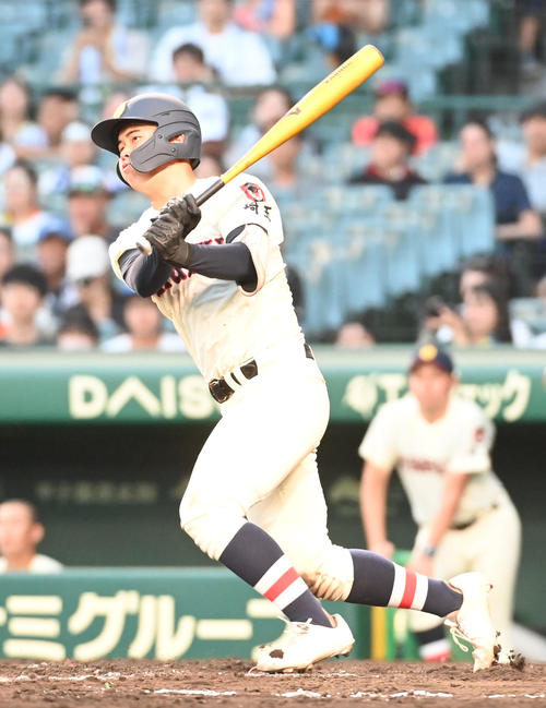 第105回全国高校野球選手権記念大会1日目　仙台育英戦で適時二塁打を放つ浦和学院・西田瞬（2023年8月6日撮影）