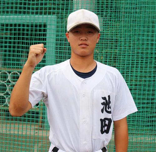 笑顔でガッツポーズする帝京・池田（撮影・水谷京裕）