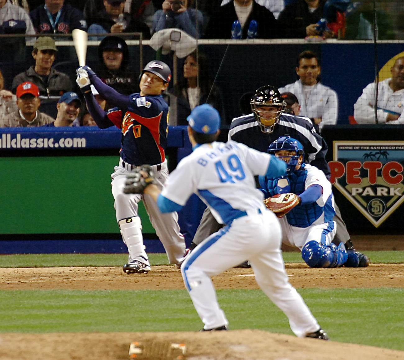 06年3月、WBCの韓国戦で2点本塁打を放つ福留。投手金炳賢