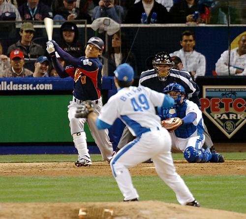 06年3月、WBCの韓国戦で2点本塁打を放つ福留。投手金炳賢
