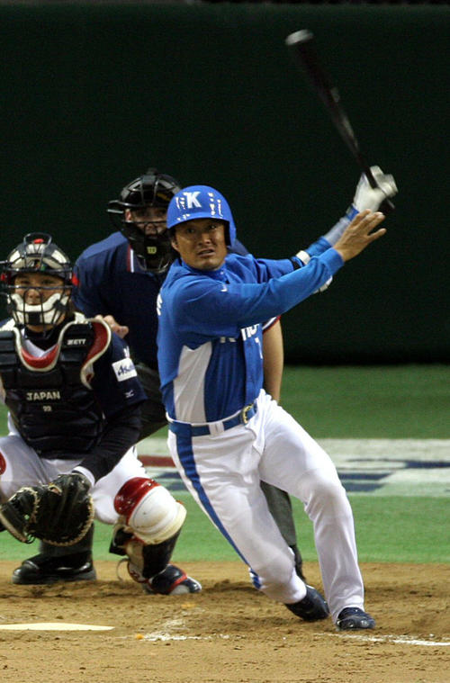 06年3月、WBC日本戦で中前打を放つ韓国の李鐘範