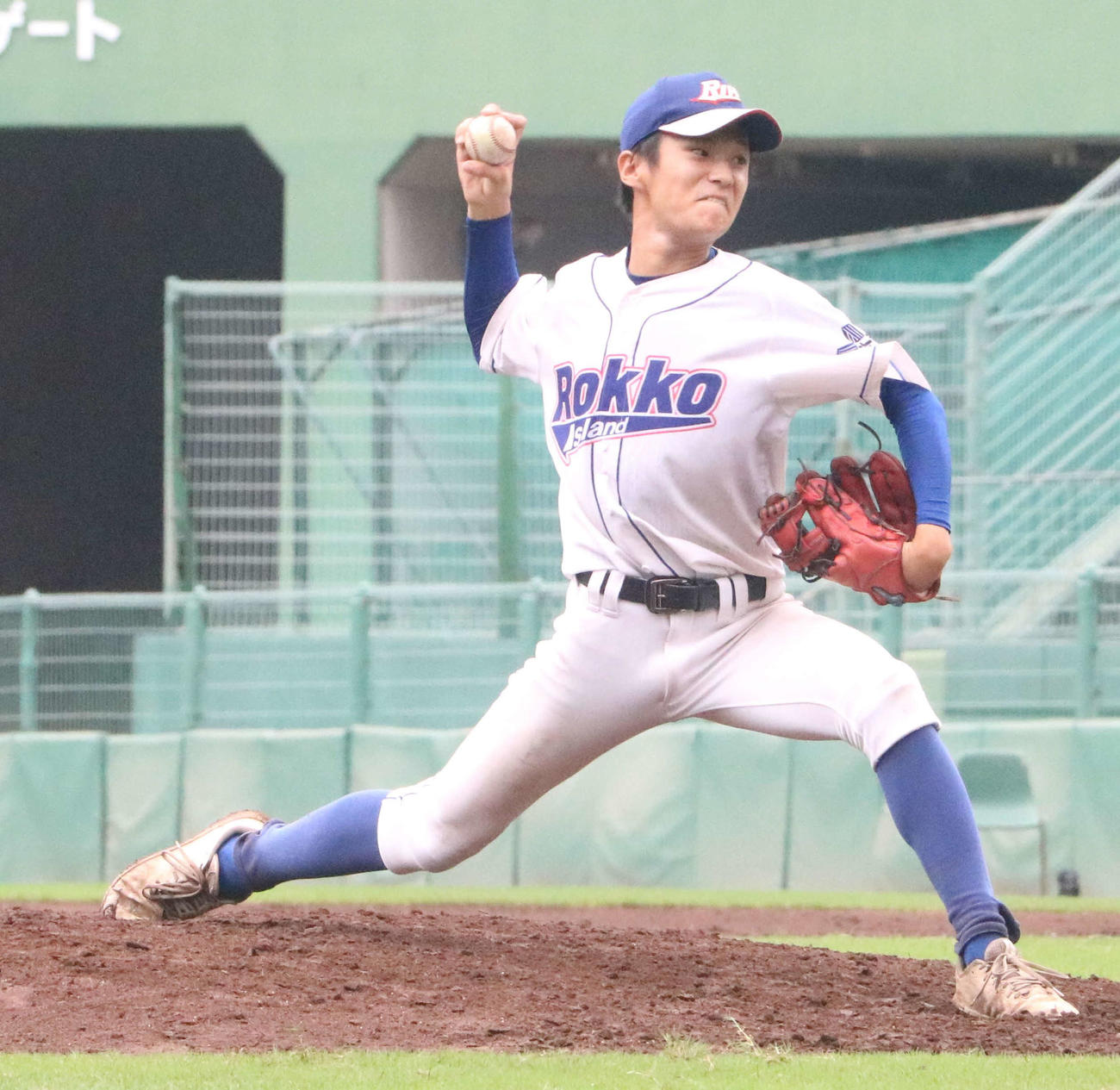 7月14日、須磨翔風戦で力投する六甲アイランド先発の野田