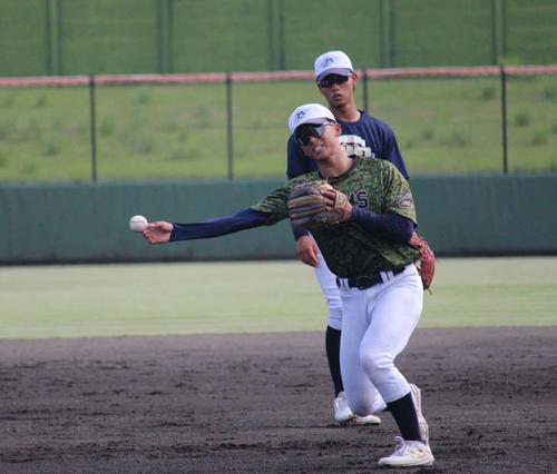 3日、長野・高森キャンプで汗を流す明大・宗山