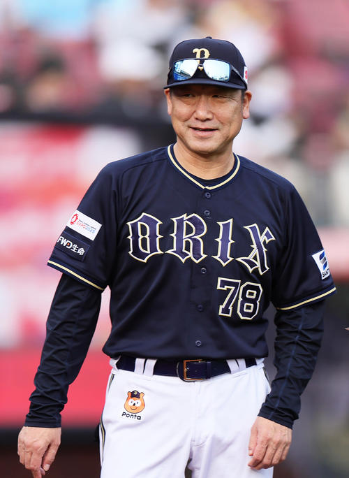 9月29日、楽天対オリックス　交代を告げ笑顔を見せる中嶋監督