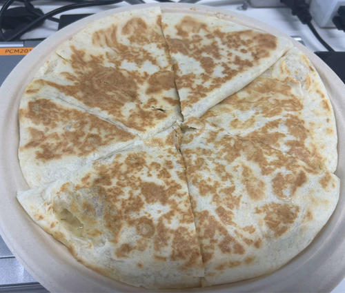 ベルーナドームで人気沸騰中のメキシコ料理「ケサディーヤ」。1枚6ピースで切り分けられている（撮影・平山連）