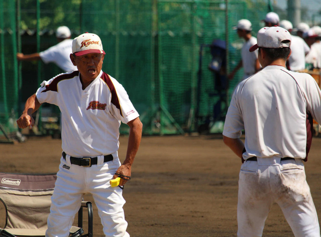 9月、野球部員とのジャンケンに挑む春日部共栄・本多監督