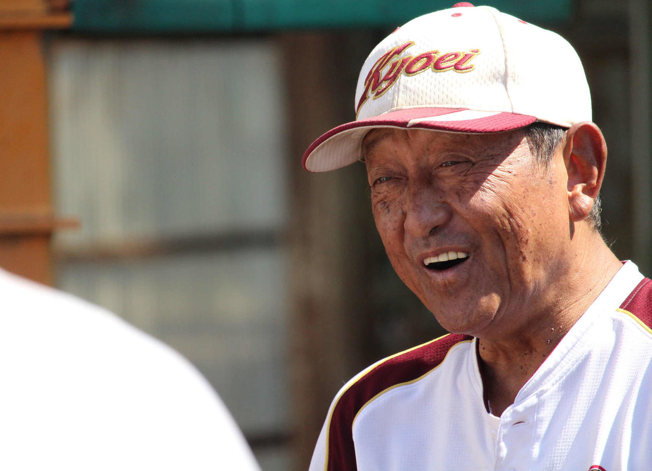 野球部員のスピーチにおどけた顔をする春日部共栄・本多監督（撮影・金子真仁）