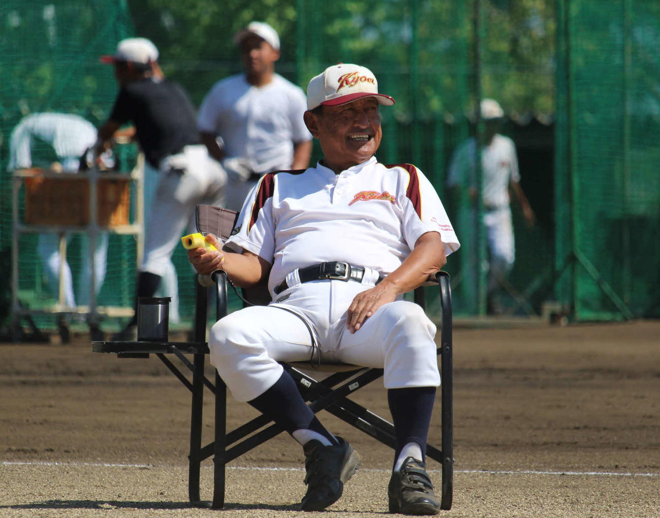 9月、イスに座ってタイム測定をする春日部共栄・本多監督