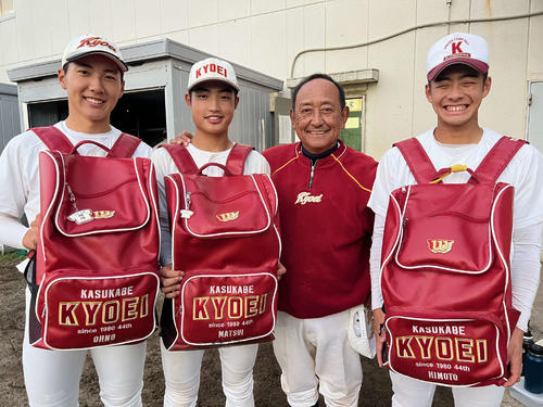 9月、遠征バッグを持つ教え子たちに囲まれる春日部共栄・本多利治監督
