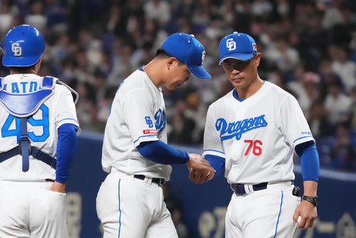 4月18日、中日対ヤクルト 4回表マウンドを降りる柳(中央)