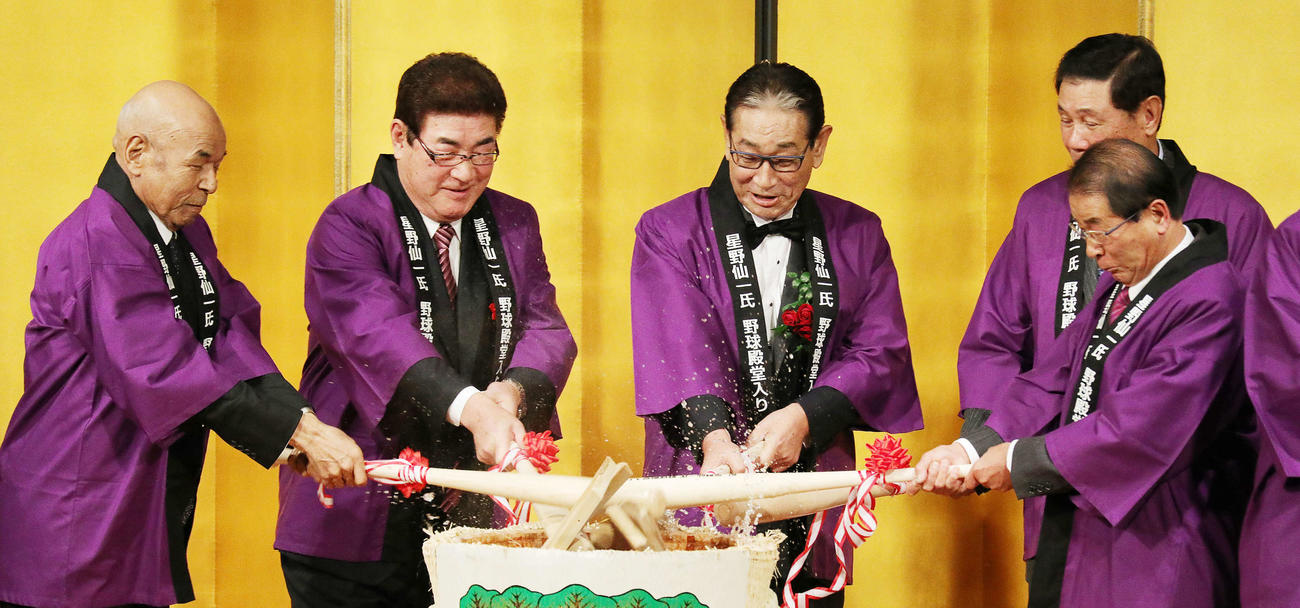 17年11月、鏡開きを行う左から衣笠祥雄氏、山本氏、星野氏、田淵氏、DeNA高田GM