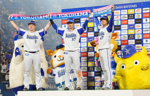 22年9月、阪神に勝利しお立ち台でタオルを掲げる左からDeNA牧、楠本、上茶谷