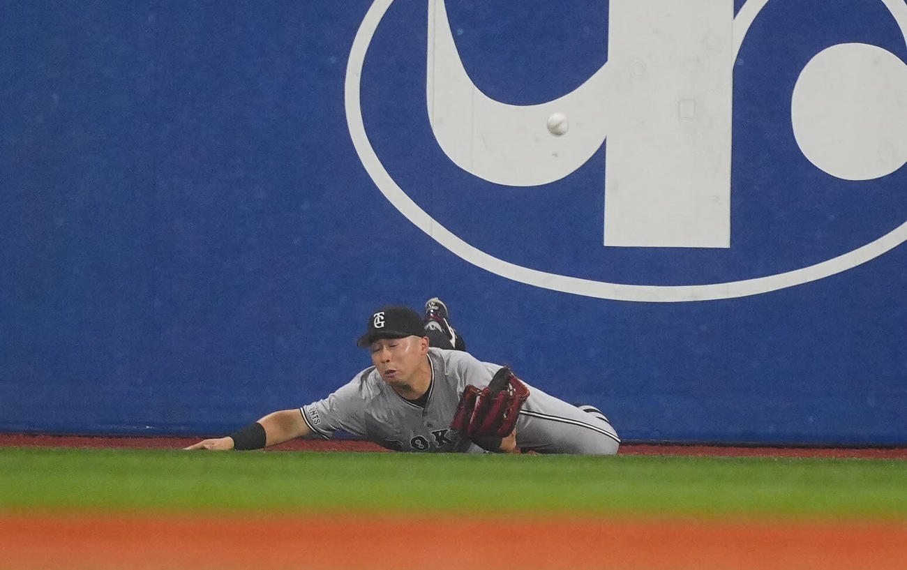 オースティンの打球を追いかけ足を滑らせる浅野（2024年9月25日撮影）