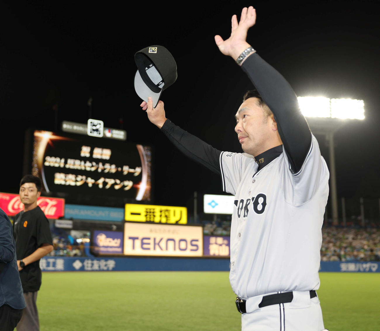 試合後、スタンドに手を振る巨人阿部監督（2024年9月29日撮影）