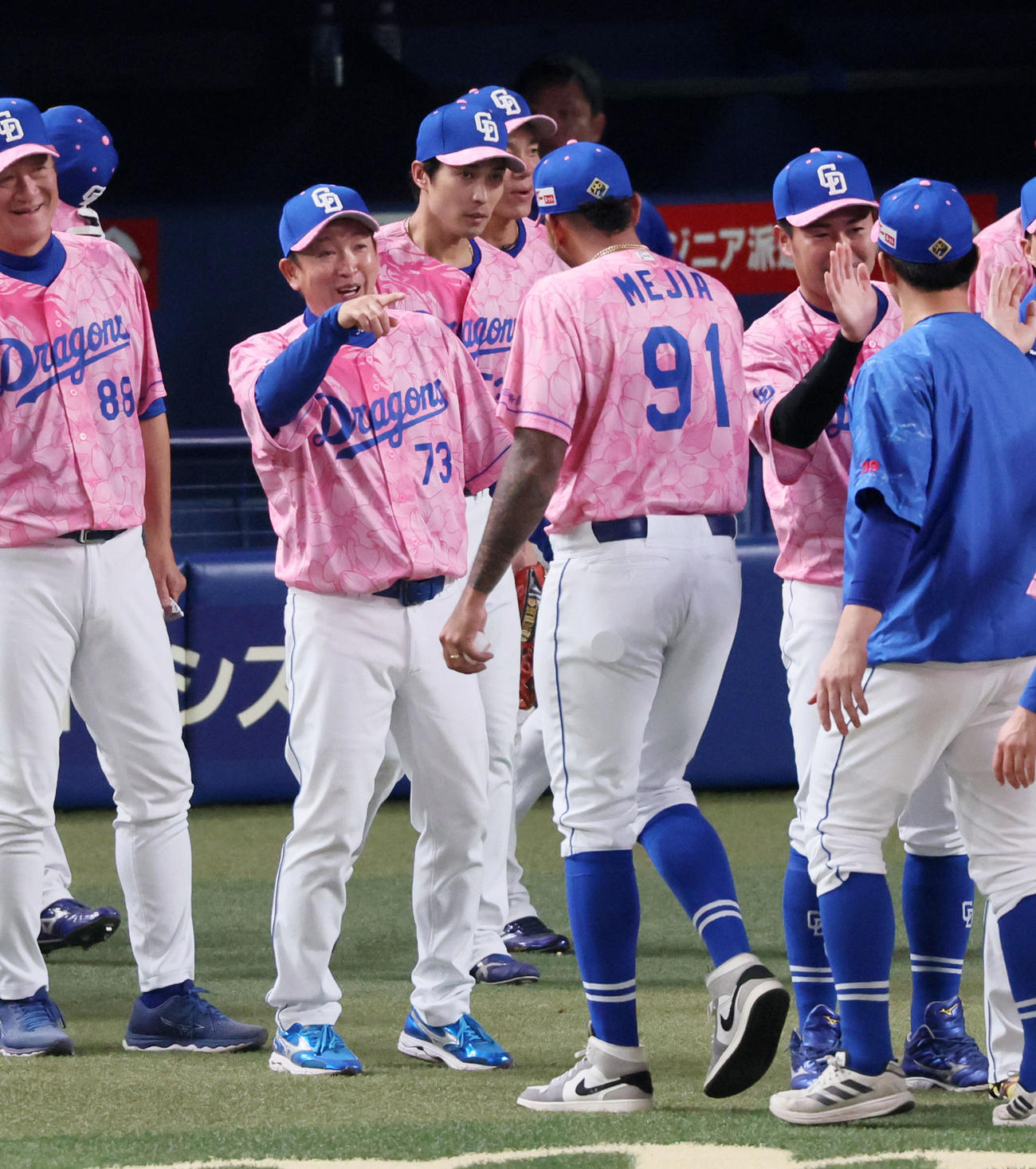 勝利しメヒア（右）らナインを出迎える立浪監督（2024年4月13日撮影）