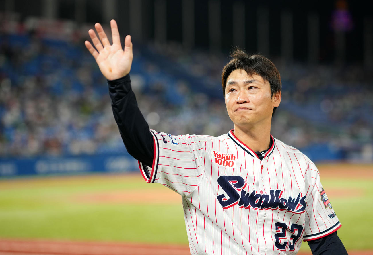 声援に応えるヤクルト青木（2024年10月2日撮影）