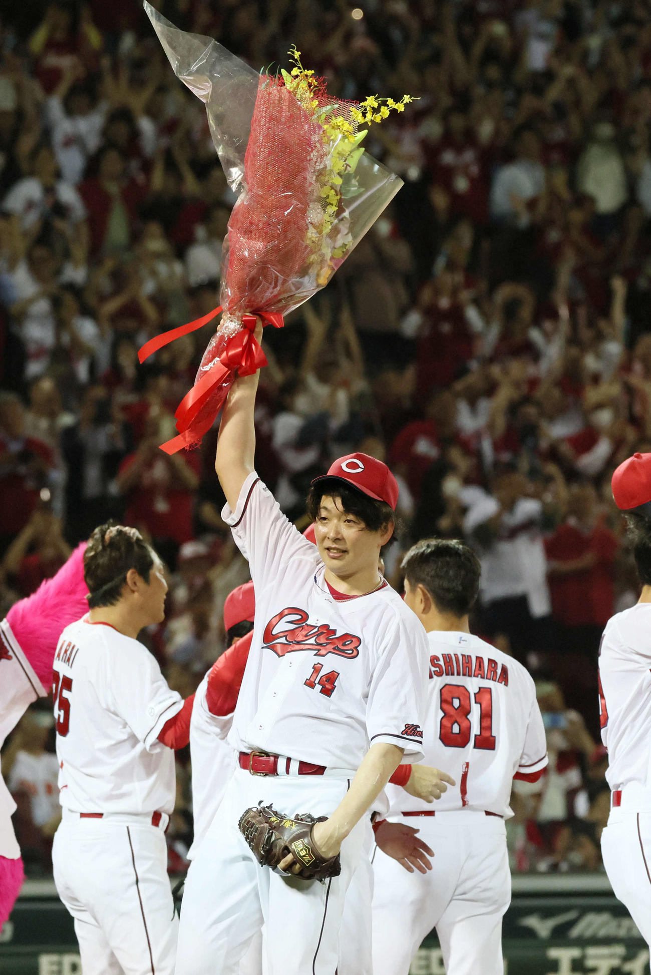 ノーヒットノーランを達成し花束を掲げる広島大瀬良（2024年6月7日撮影）
