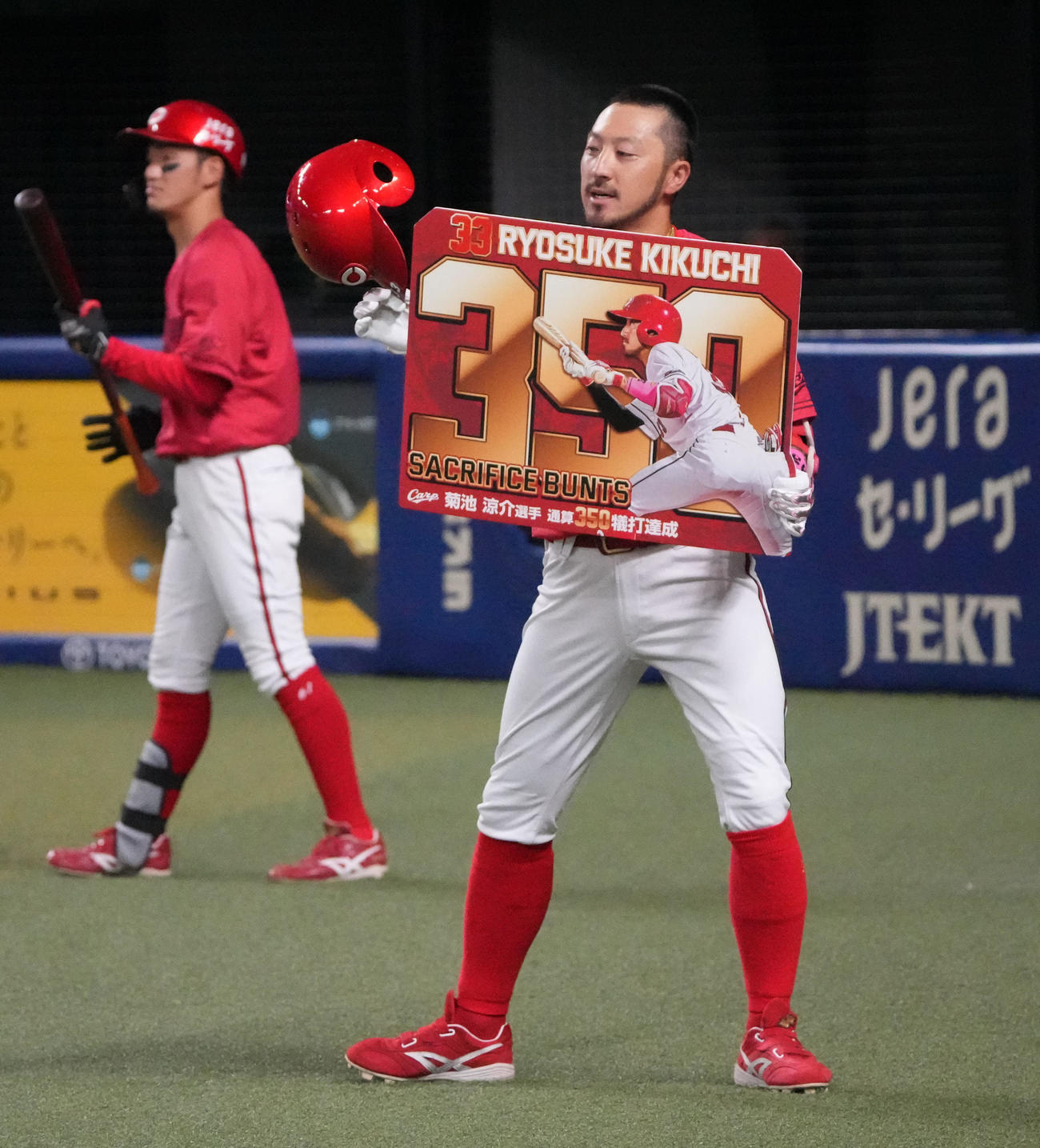 通算350犠打を決め記念ボードを手にする広島菊池（2024年8月29日撮影）