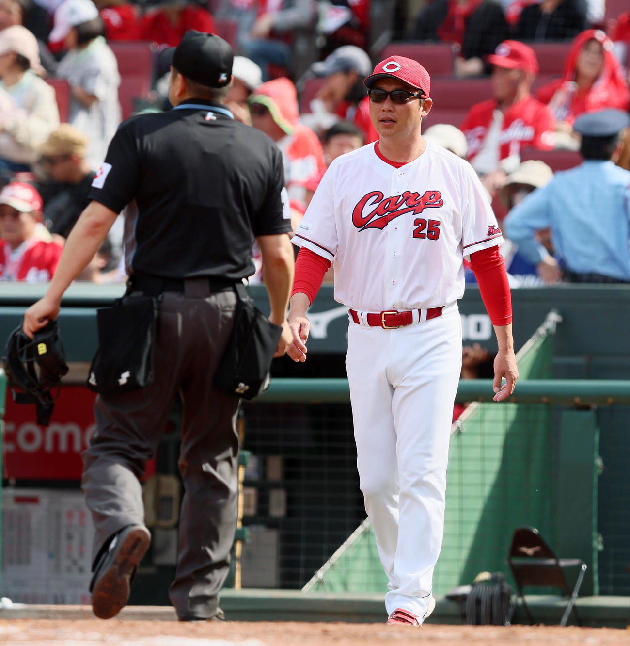 選手交代を告げる広島新井監督
