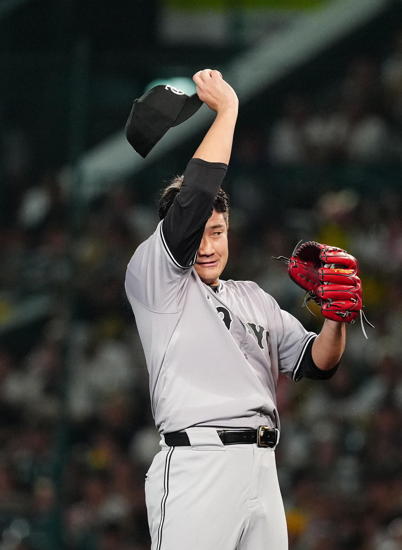 汗をぬぐう巨人菅野（2024年9月22日撮影）