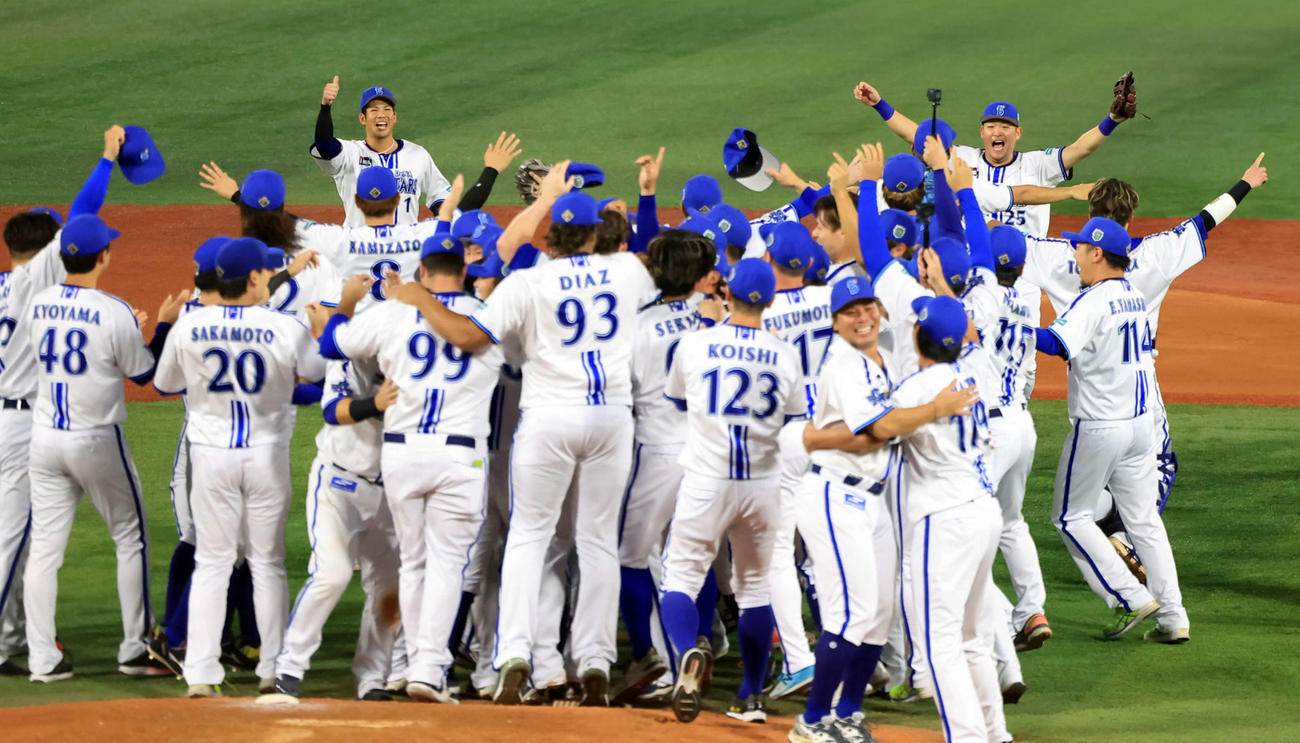 日本一を決め喜ぶナインの輪にバンザイで駆け込む筒香（右奥）と桑原（左奥、2024年11月3日撮影）