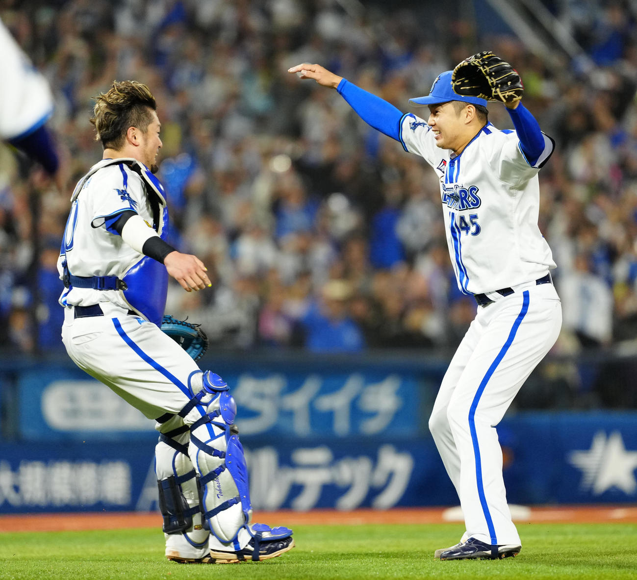 日本一を決め、歓喜するDeNA森原（右）と戸柱（2024年11月3日撮影）