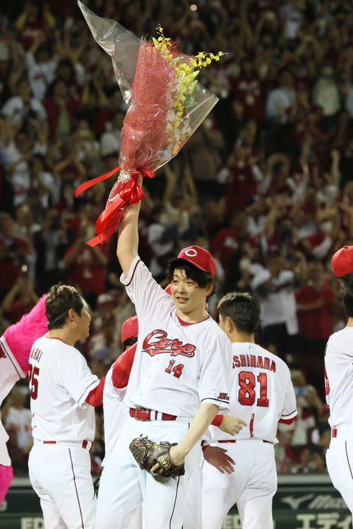 ノーヒットノーランを達成し花束を掲げる広島大瀬良（2024年6月7日撮影）