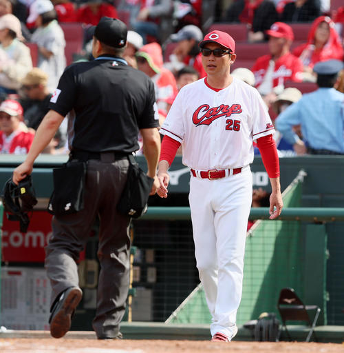 選手交代を告げる広島新井監督