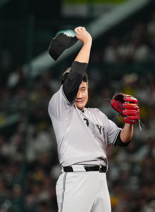 汗をぬぐう巨人菅野（2024年9月22日撮影）