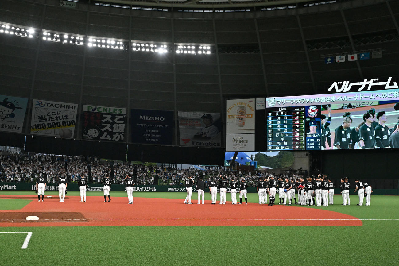 あいさつするロッテの選手たち（24年9月29日撮影）