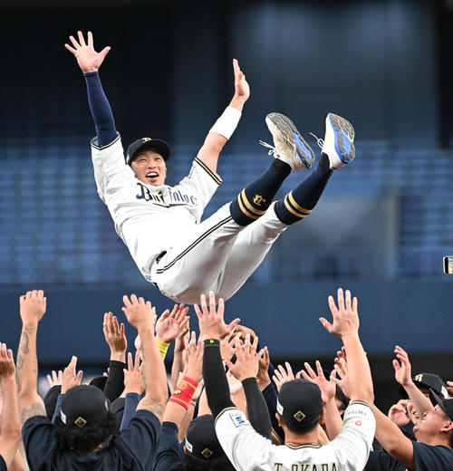 9月24日、引退セレモニーで胴上げされるオリックス安達了一