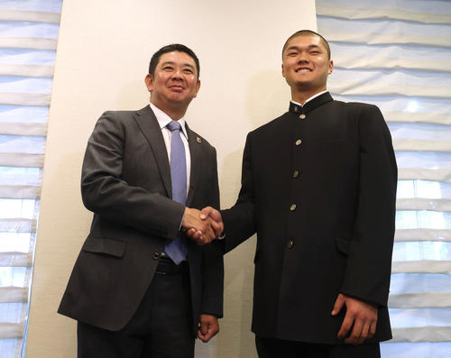 センバツ優勝から一夜明け握手する横浜・村田監督（左）と阿部葉主将（撮影・白石智彦）