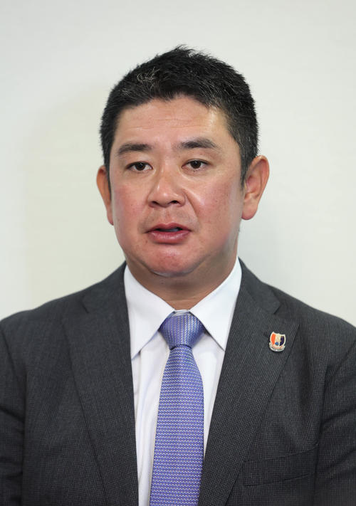 センバツ優勝から一夜明け取材を受ける横浜・村田監督（撮影・白石智彦）