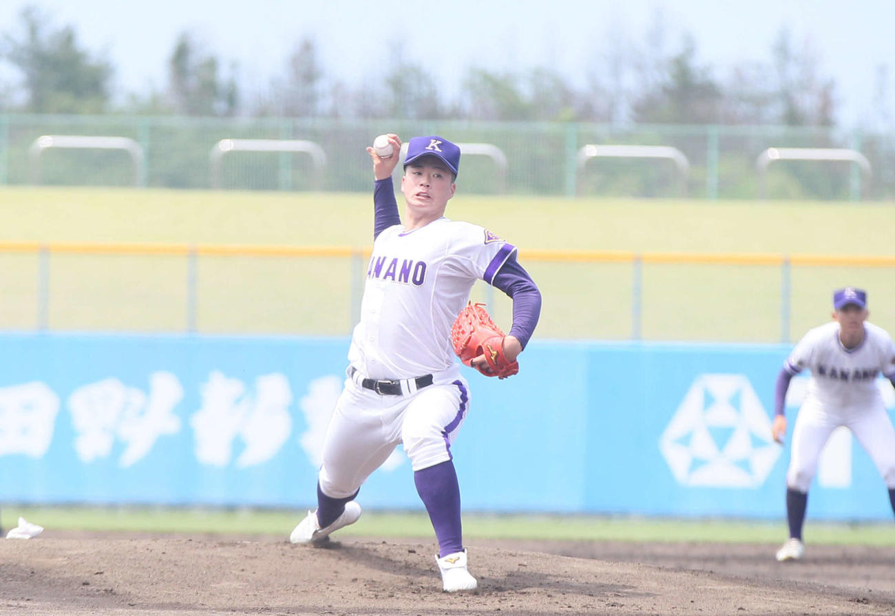 18日、新グラウンド竣工記念招待試合の大阪桐蔭に先発する金足農・吉田大輝