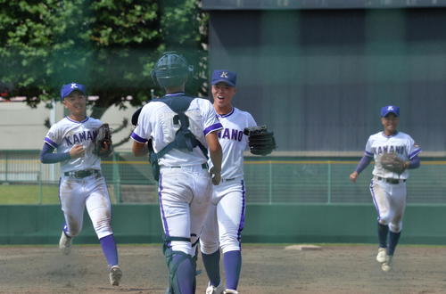 秋田南対金足農　最後の打者を右飛に打ち取り、笑顔を見せる金足農のエース右腕・吉田大輝投手（2年、中央）（2024年9月7日撮影）